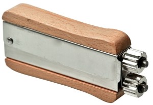 Napinacz drutu karbownica